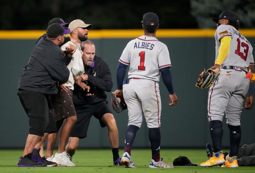 Acuña Jr y los aficionados en el campo