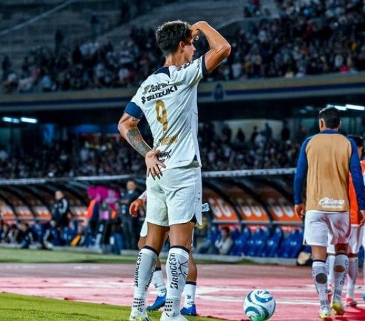 Juan Dinneno festeja su gol vs Tigres