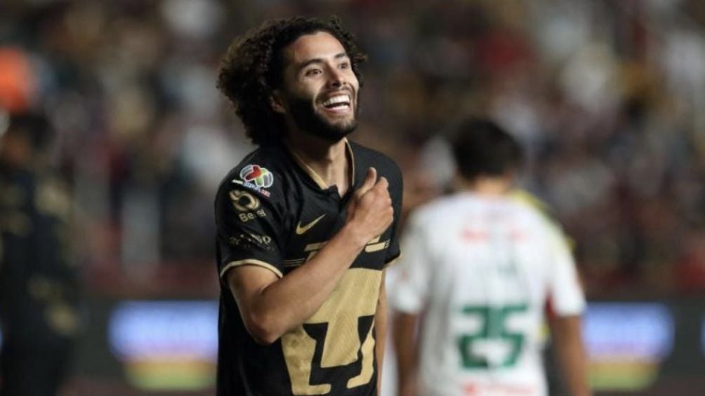 Chinco celebrando un gol con los Pumas