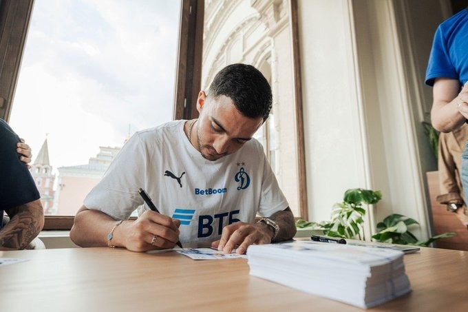 Luis Chávez durante la firma de su contrato con Dinamo Moscú