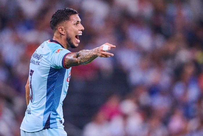 Salcedo durante el partido ante Rayados