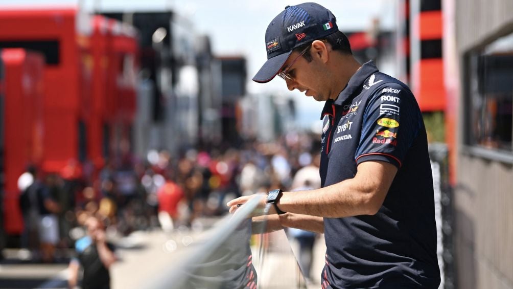 Checo en el paddock de Red Bull