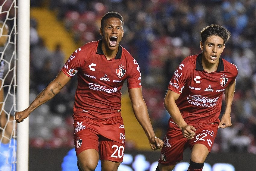 Manuel Zapata en celebración de gol