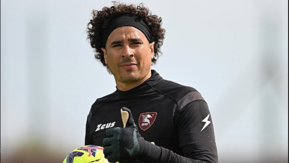 Guillermo Ochoa en un entrenamiento con el Salernitana