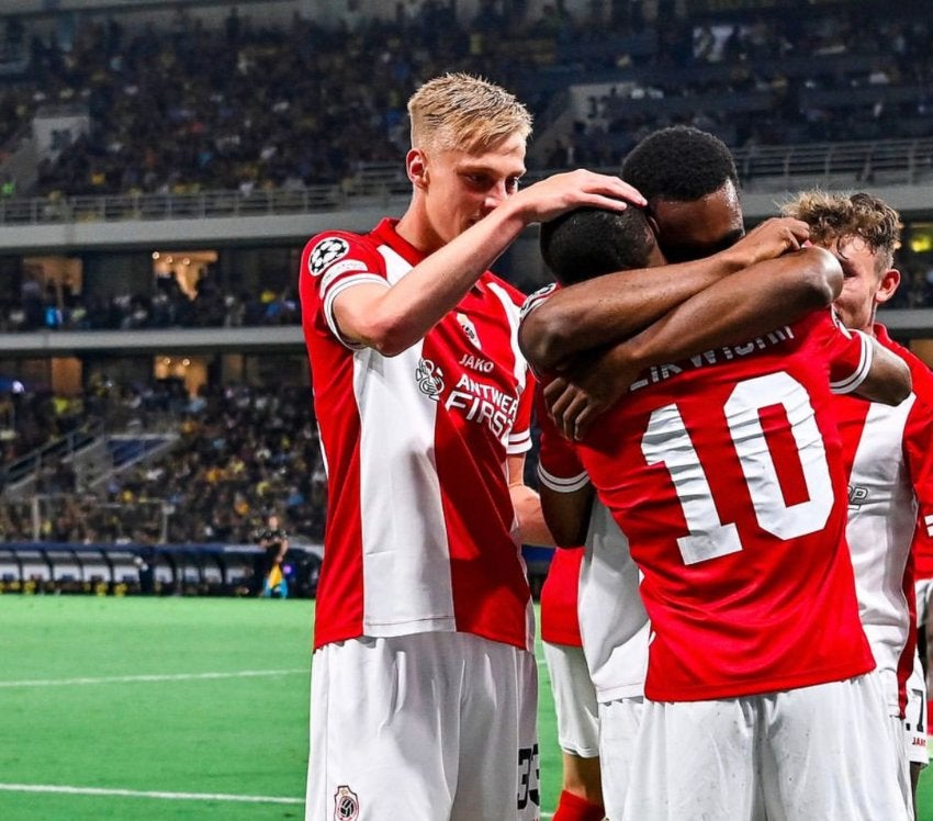 Abrazo de gol entre jugadores del Antwerp 