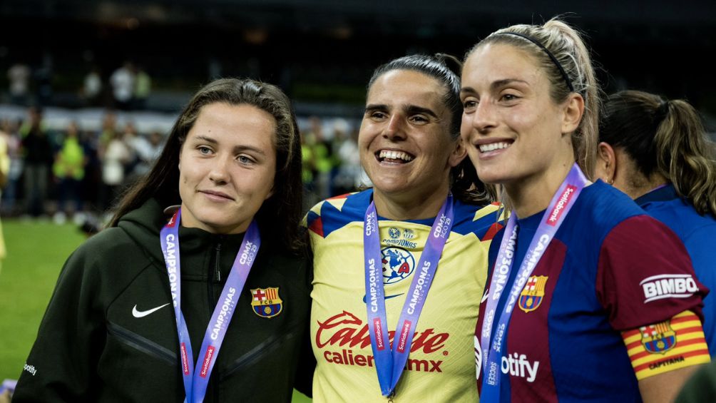 Pereira junto a Alexia Putellas después del partido ante América Femenil