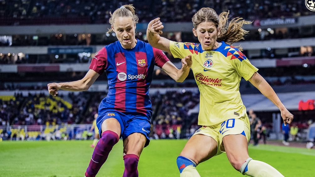 Barcelona Femenil jugando en el Estadio Azteca