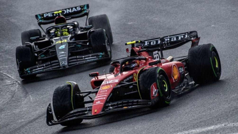 Carlos Sainz batallando ante Lewis Hamilton