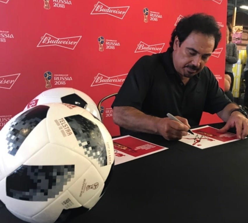 Sánchez firmando artículos a los seguidores