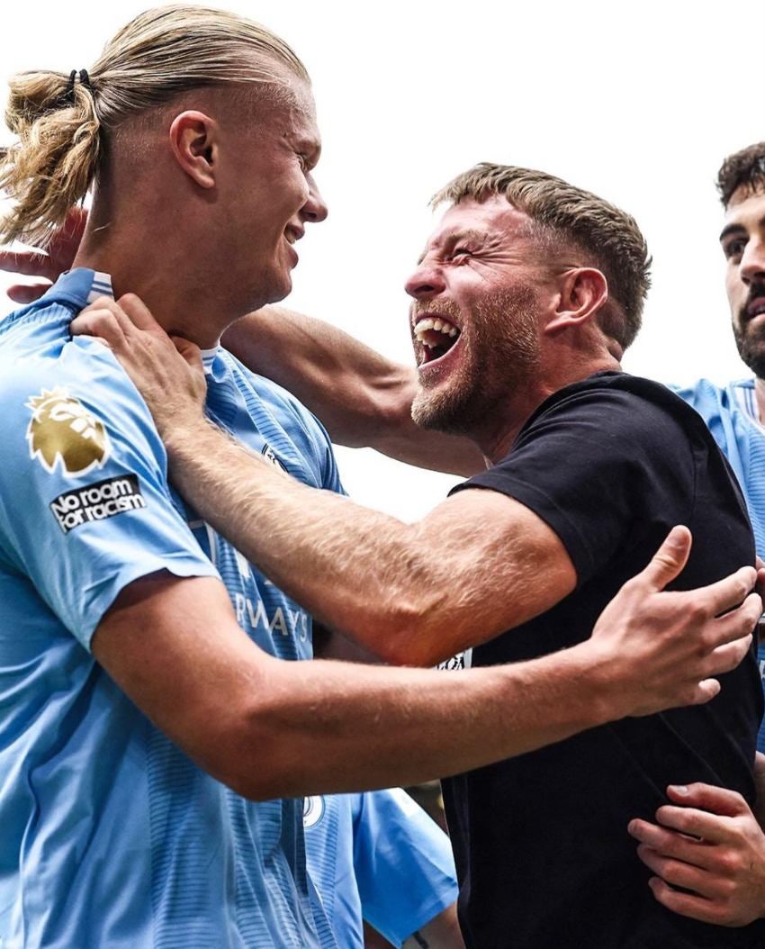 Halaan en celebración de gol con un excampeón mundial de boxeo