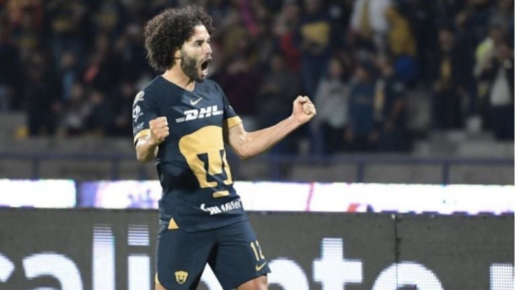 Huerta celebrando un gol con los Pumas