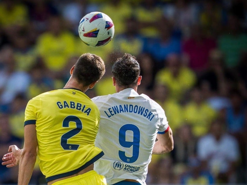 Disputa por el balón en partido de LaLiga