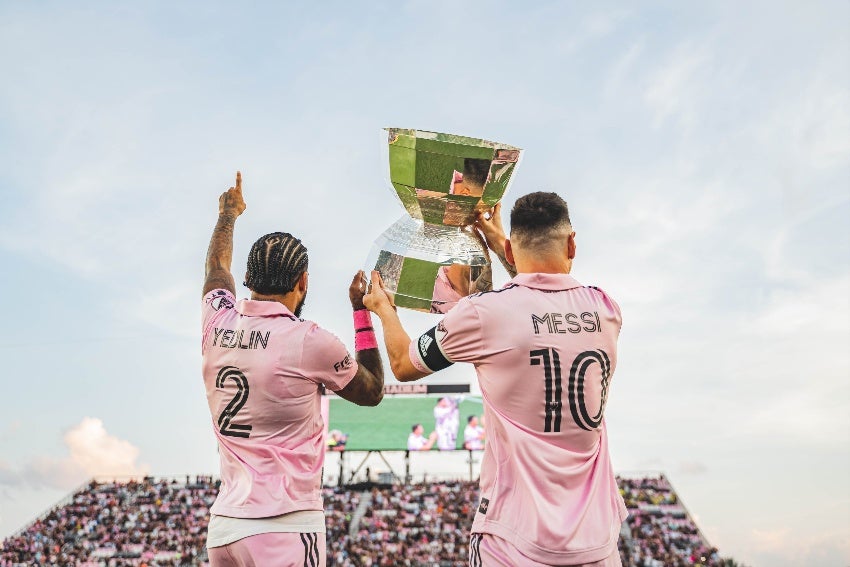 Messi y Yedlin presentando la Leagues Cup a su gente