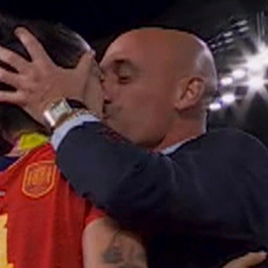 Beso de Luis Rubiales y Jenni Hermoso