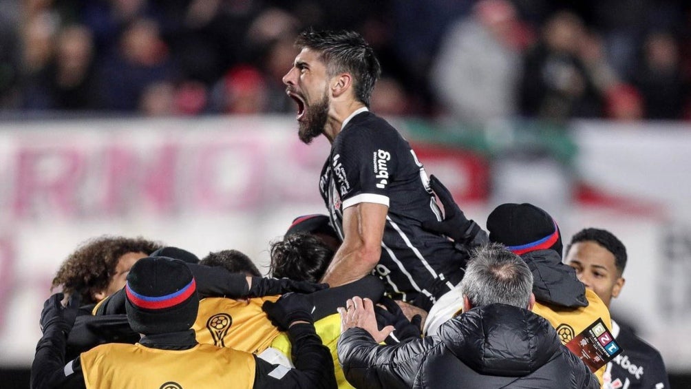 El equipo brasileño celebrando gol en la Semifinal 