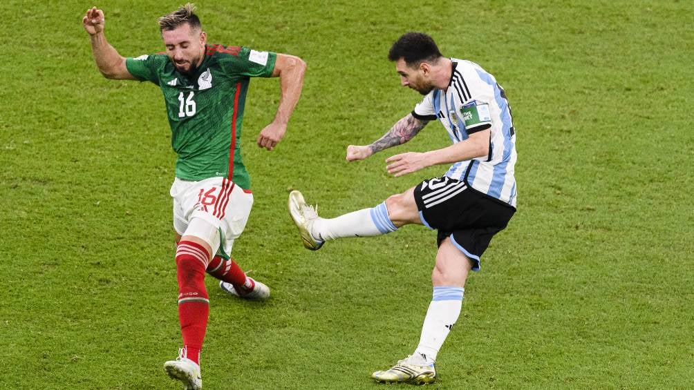 Héctor Herrera disputa un balón con Messi