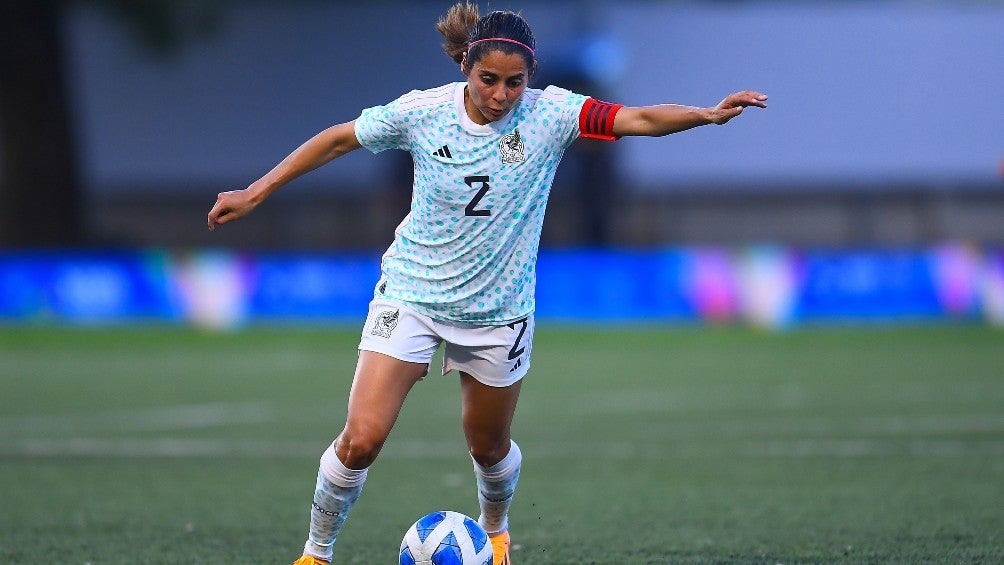 Kenti Robles en partido con la Selección Mexicana