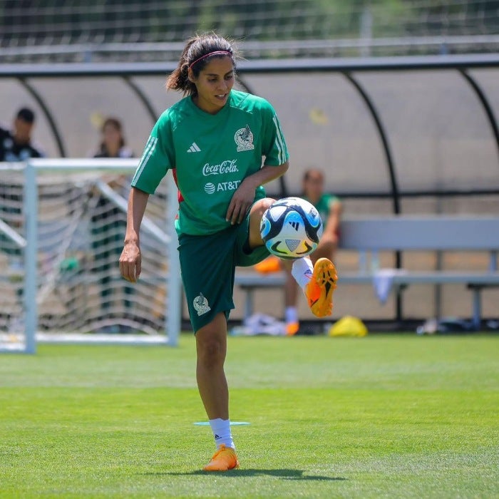 Robles entrenando con el Tri 