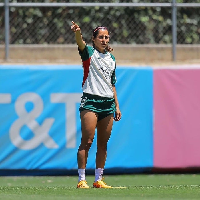 Kenti con la playera de la Selección Mexicana Femenil 