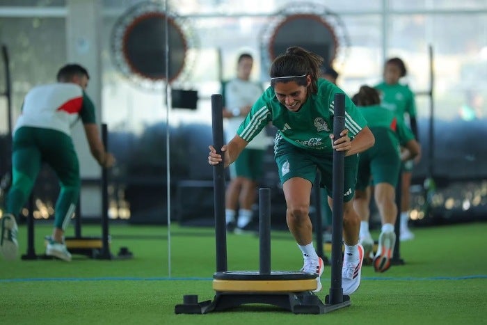 Kenti Robles entrenando con México 