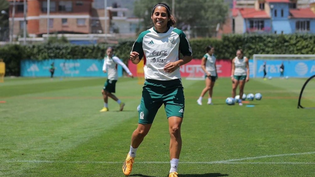 Kenti Robles entrenando con la Selección Mexicana Femenil 