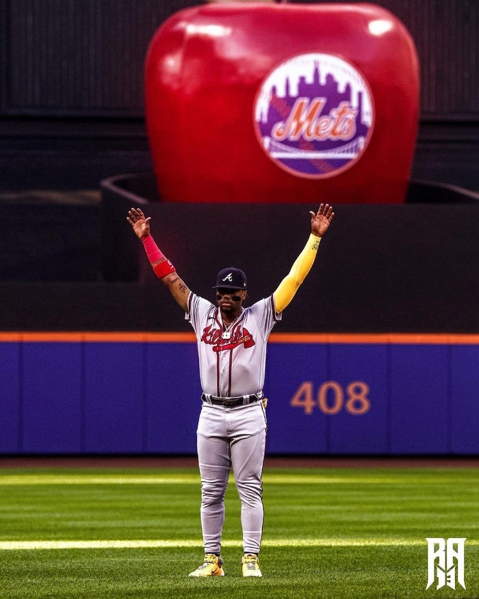 Ronald Acuña jugando con los Braves 