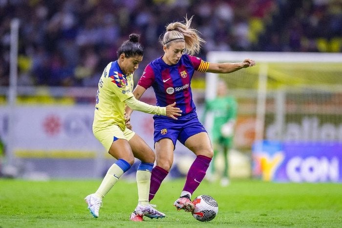 América disputando el balón