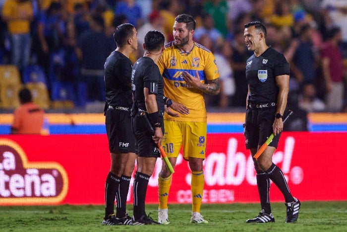 André-Pierre Gignac dialoga con los árbitros durante el partido