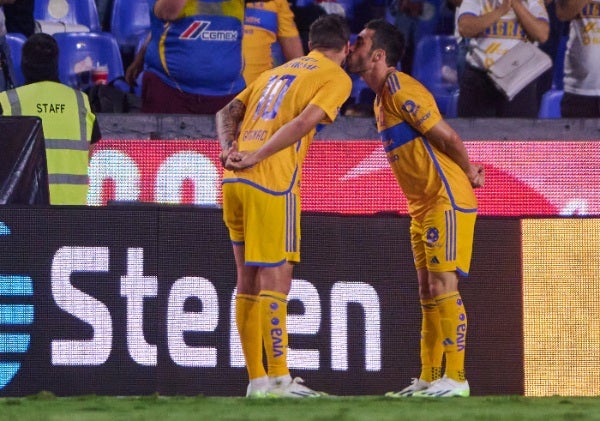 Gignac celebra junto a Juan Pablo Vigón