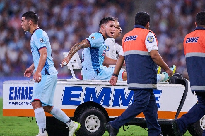 Carlos Salcedo salió lesionado ante Rayados