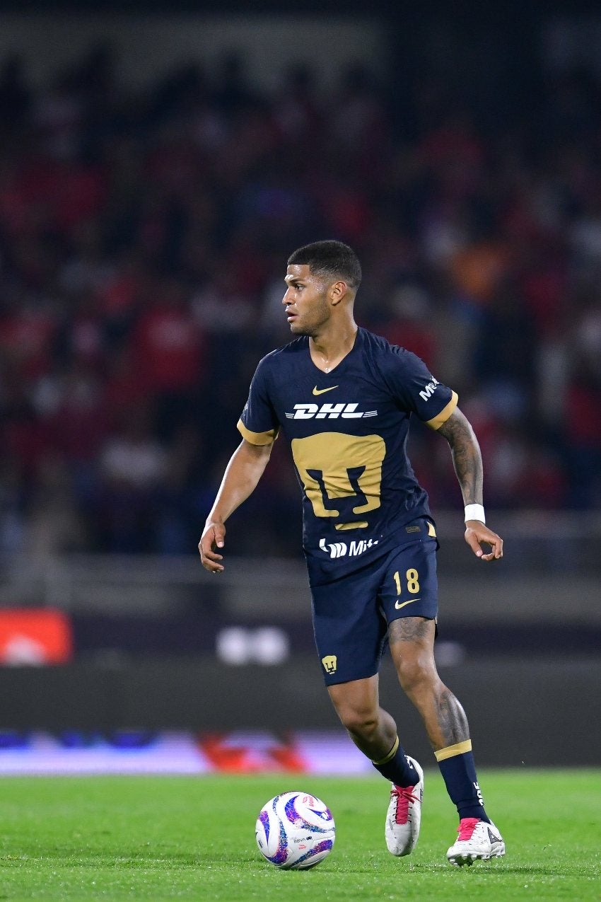 José Luis Caicedo en un partido de Pumas