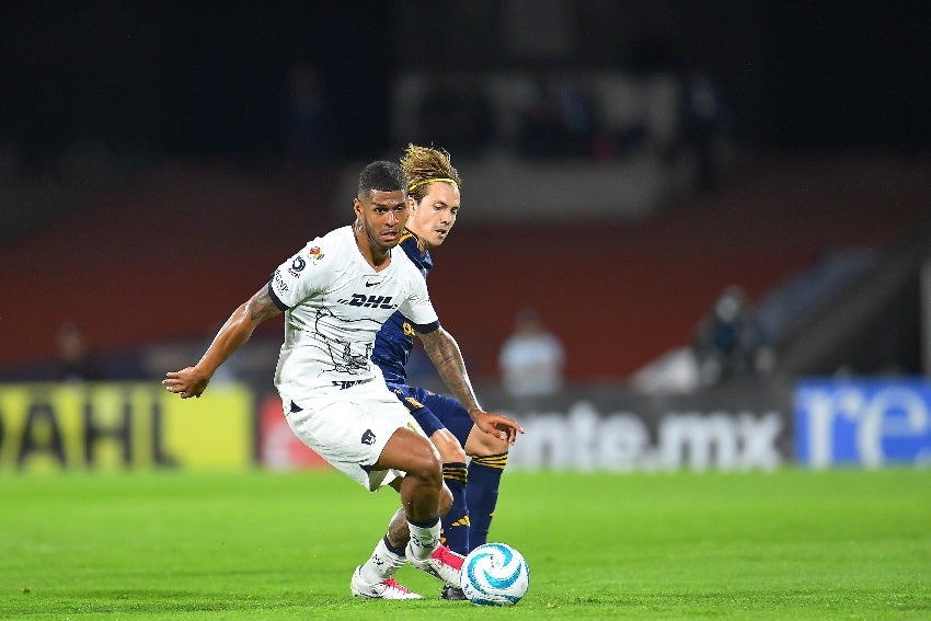 José Luis Caicedo en un partido de Pumas