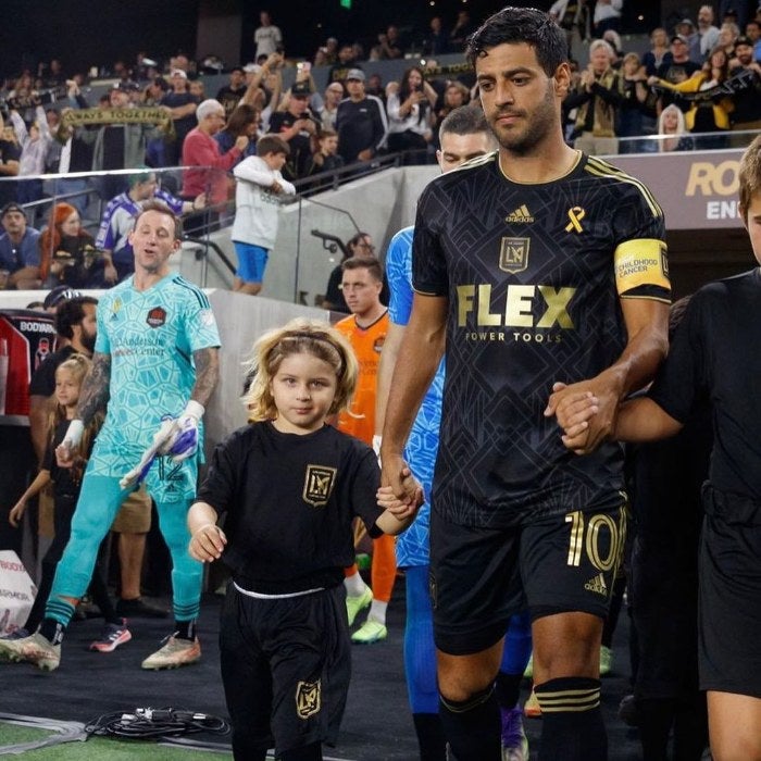 Vela entrando a la cancha con el LAFC 