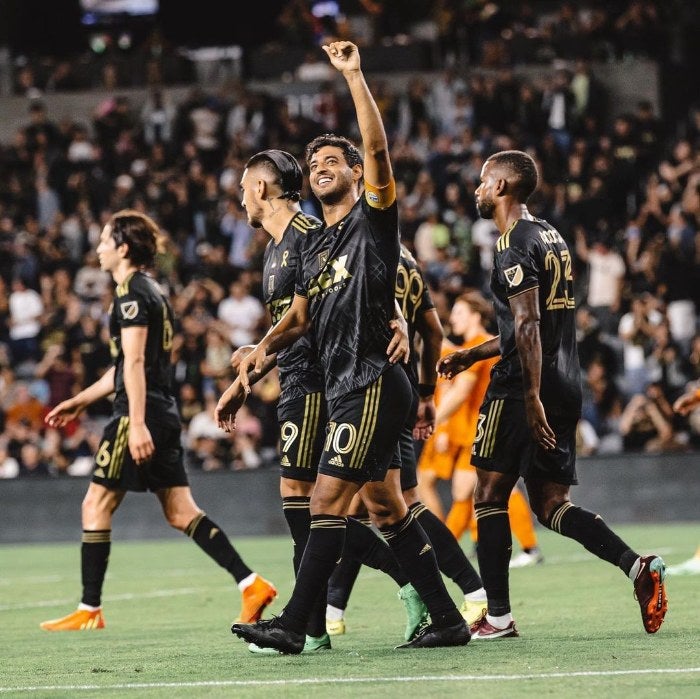 Carlos Vela celebrando su gol 