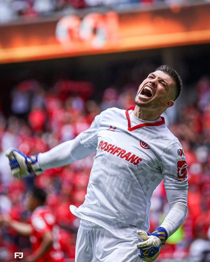 Volpi con la playera del Toluca 