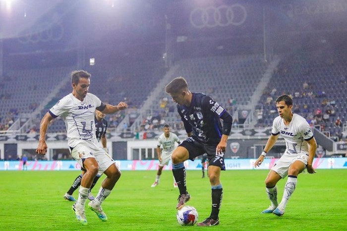 Rodrigo enfrentando a Pumas 