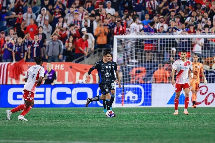 Rodrigo López jugando con el Querétaro 