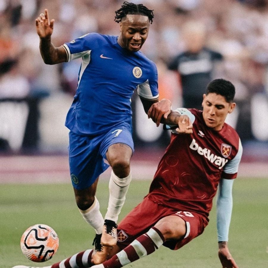 Edson Álvarez contra Raheem Sterling del Chelsea