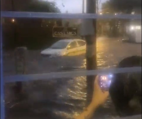 Auto siendo arrastrado por el agua 