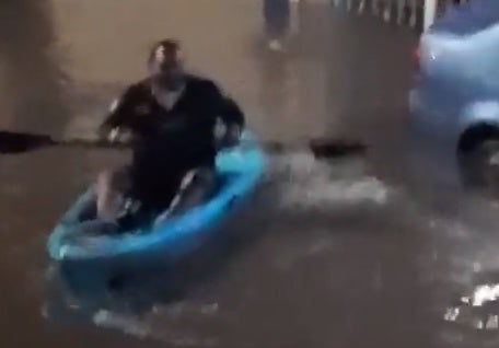 Hombre pasea en su kayak 