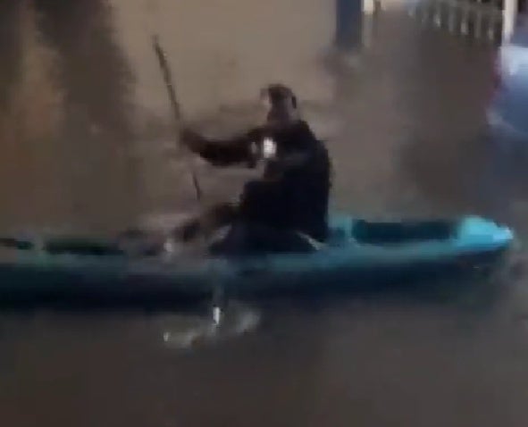 Hombre pasea en su kayak 