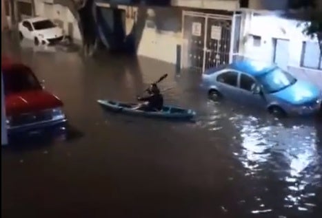 Hombre pasea en su kayak 