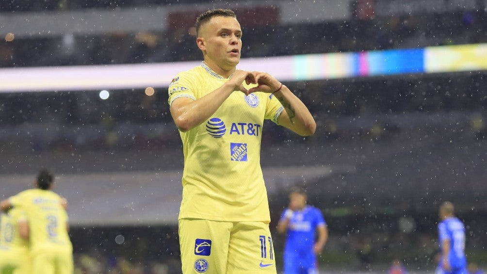 Cabecita Rodríguez celebra el 7-0 de América a Cruz Azul