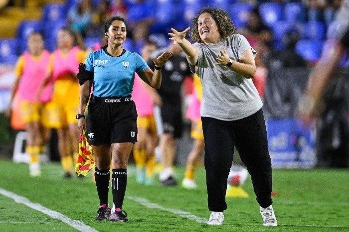 Milagros Martínez dirigiendo a Tigres 