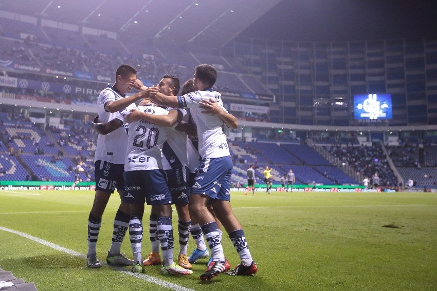 Puebla en celebración de gol ante Xolos