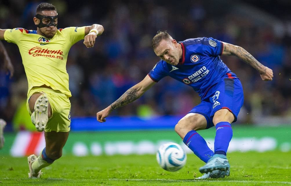 Sebastián Cáceres disputa un balón