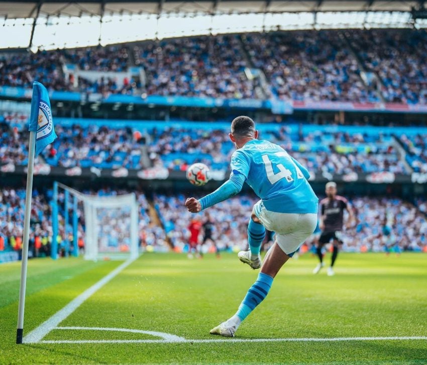 Foden cobrando un tiro de esquina 