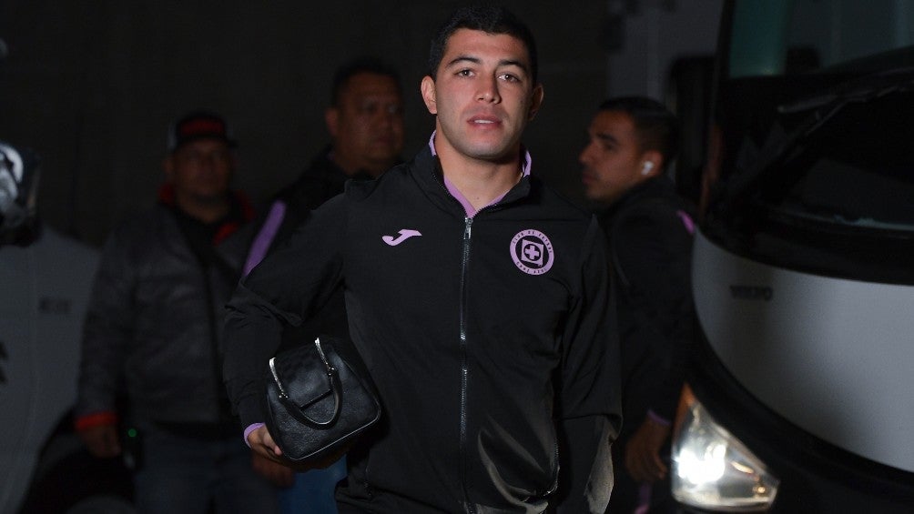 Erik Lira llegando al Estadio Azteca