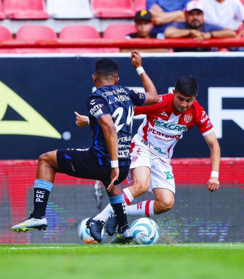 Balón en disputa por los Rayos