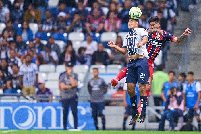 Rayados y Chivas disputando el balón